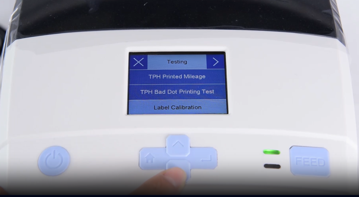 Um close-up of a machine's digital interface showing a testing menu.