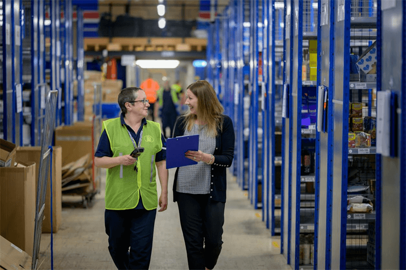 Warehouse worker using scanner código de barras